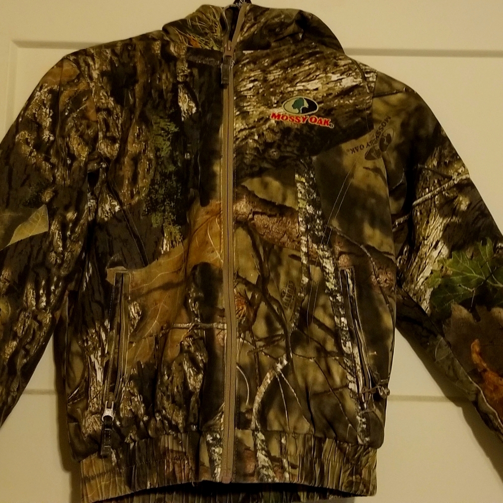Boys size 8 mossy oak camouflage jacket